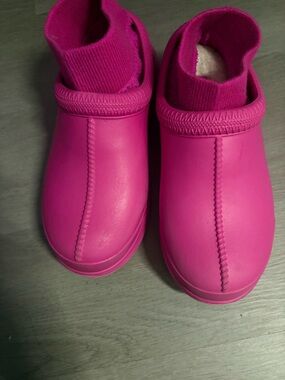 UGG Wonens Slip-On Clogs in Hot Pink